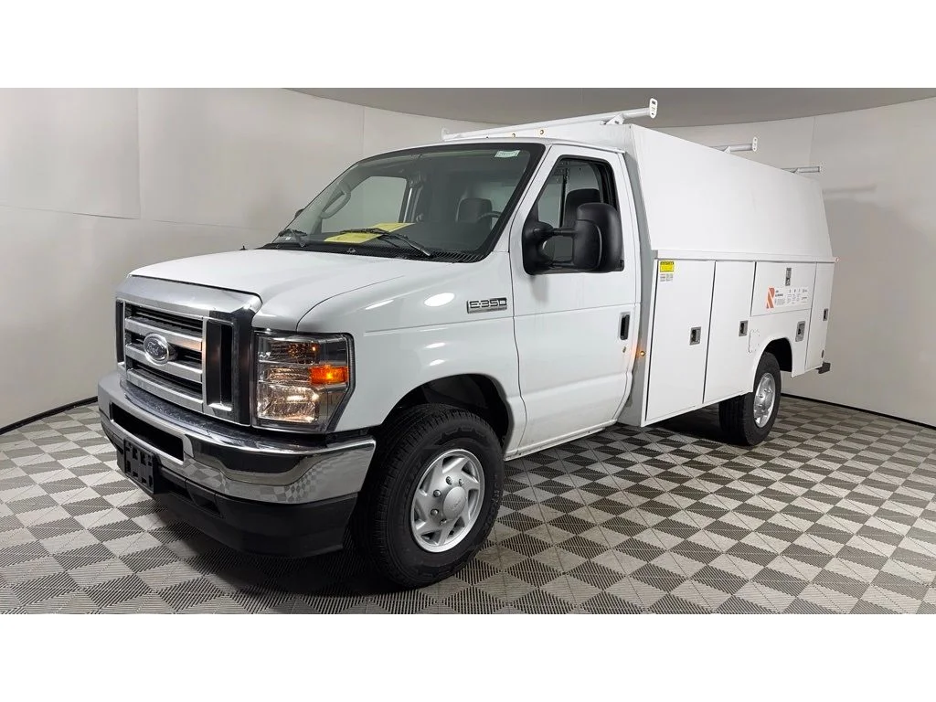 New 2025 Oxford White Ford E-350 SRW image 31