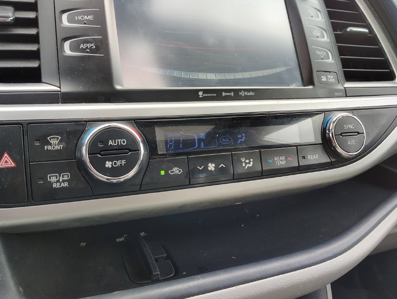 Used 2018 Silver Toyota XLE image 17