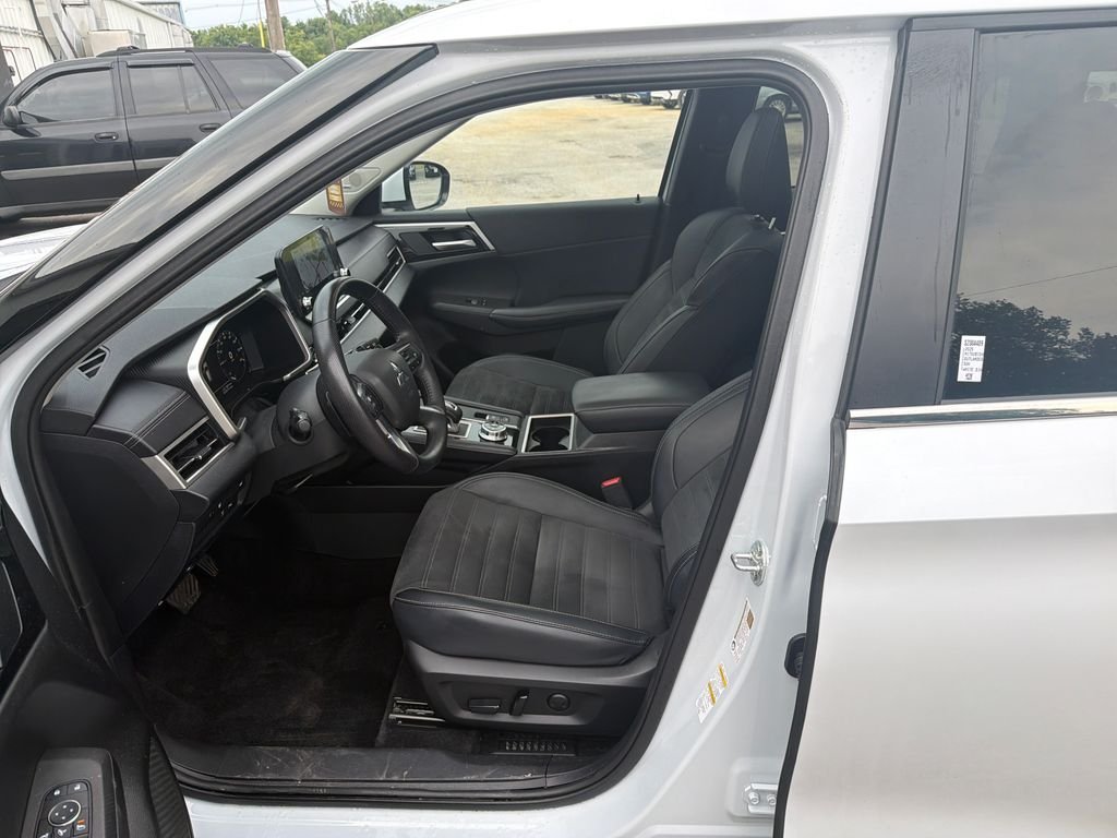 Used 2025 White Mitsubishi SE image 13