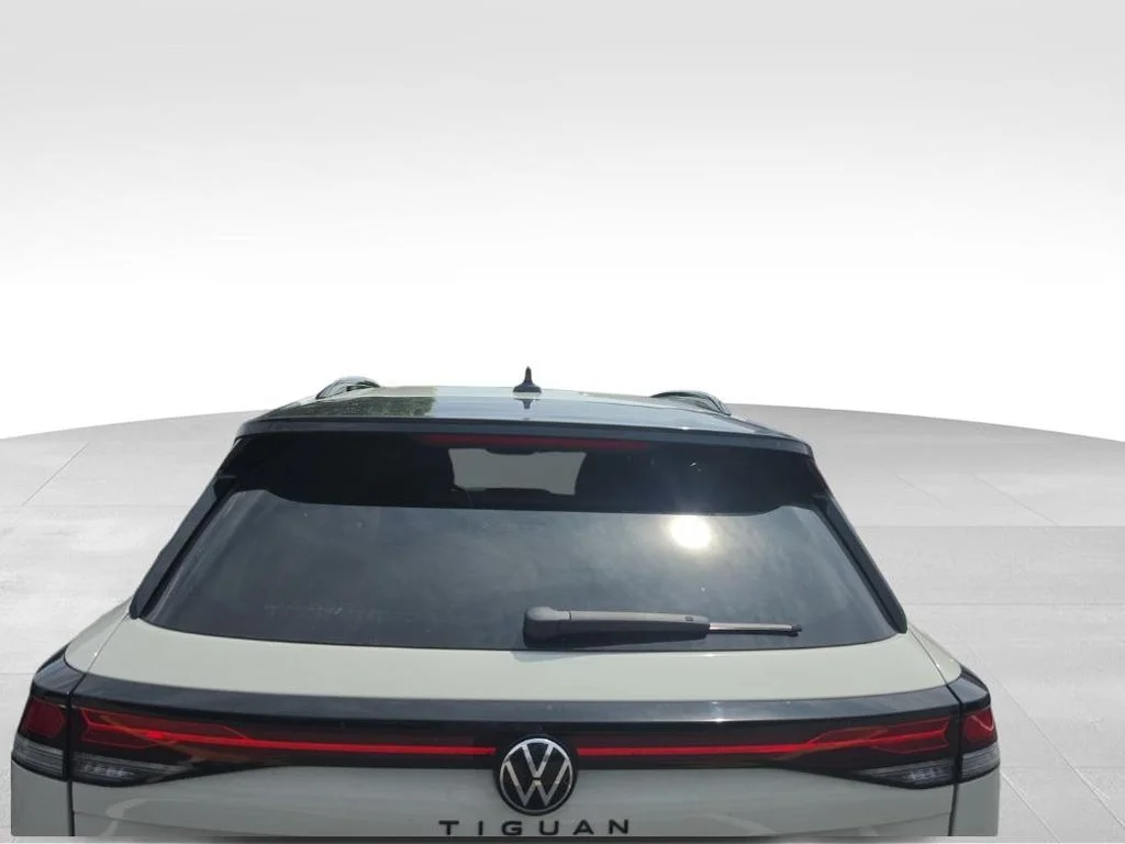 Used 2025 Silver Volkswagen 2.0T SE R-Line Black image 7