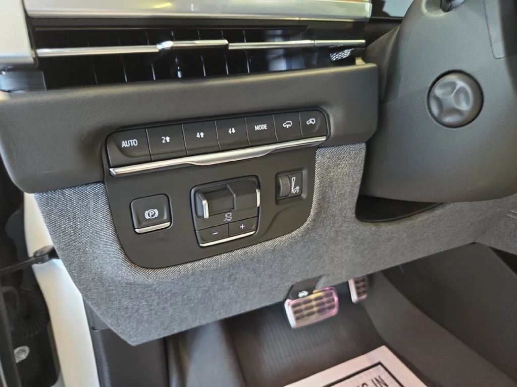 Used 2025 Crystal White Tricoat Cadillac Sport Platinum image 32