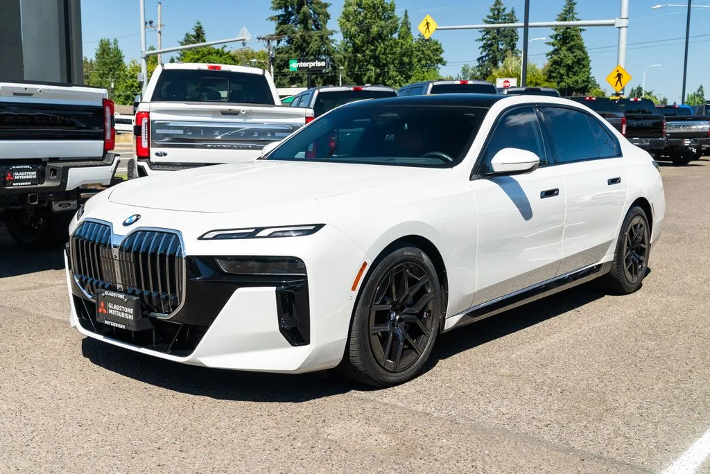 Used 2025 White BMW 740i xDrive image 3