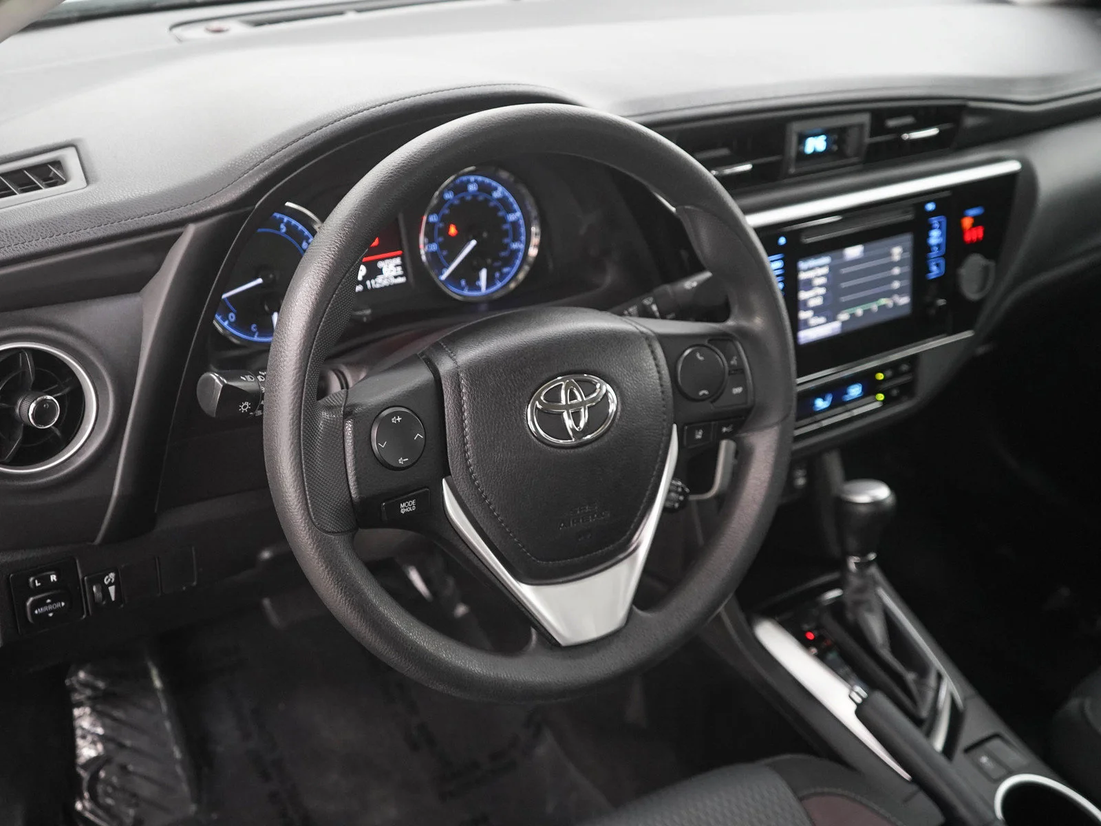 Used 2018  Toyota LE image 19