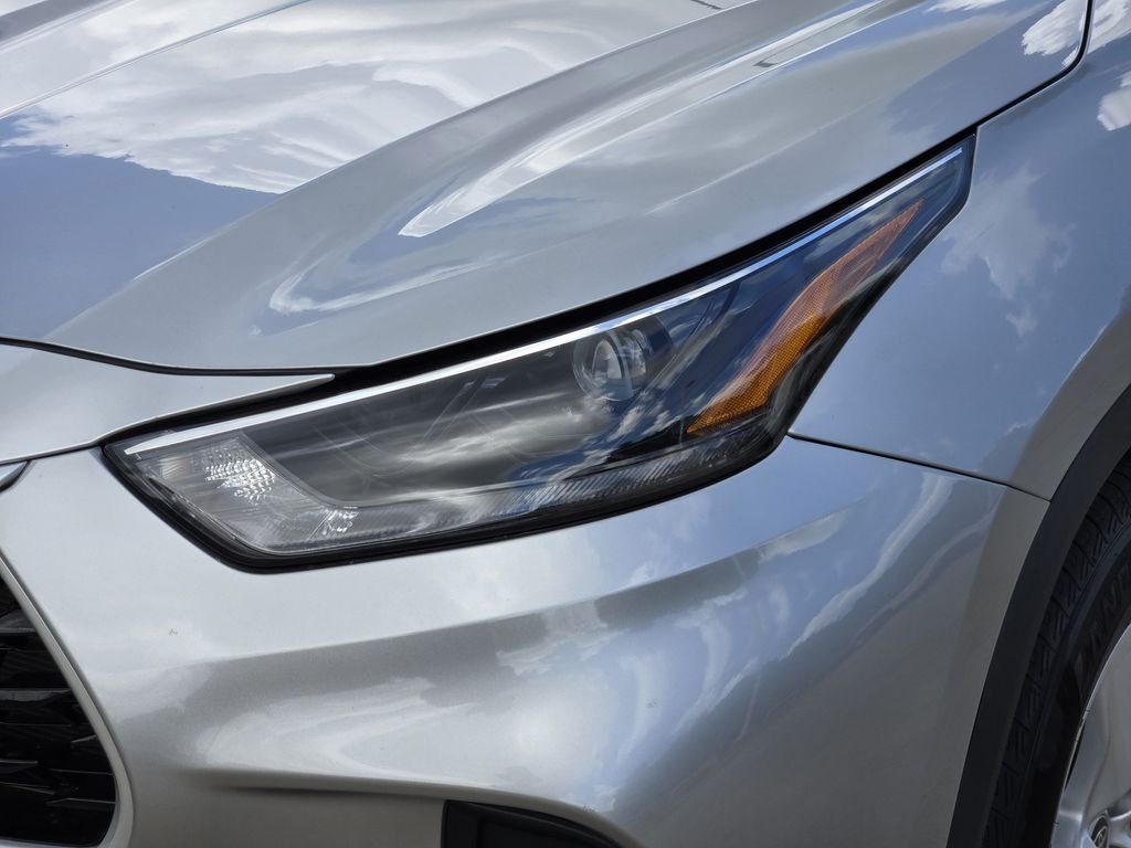 Used 2023 Silver Toyota L image 5