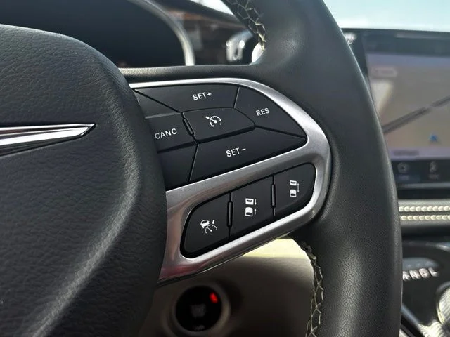 Used 2023 White Chrysler Limited image 16