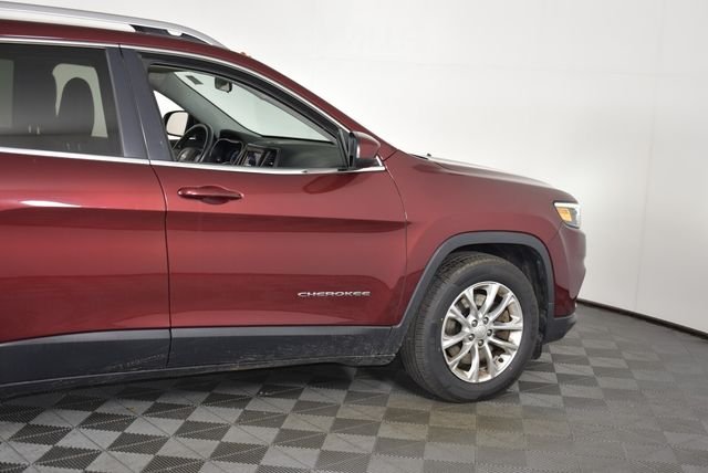 Used 2019 Red Jeep Latitude image 9