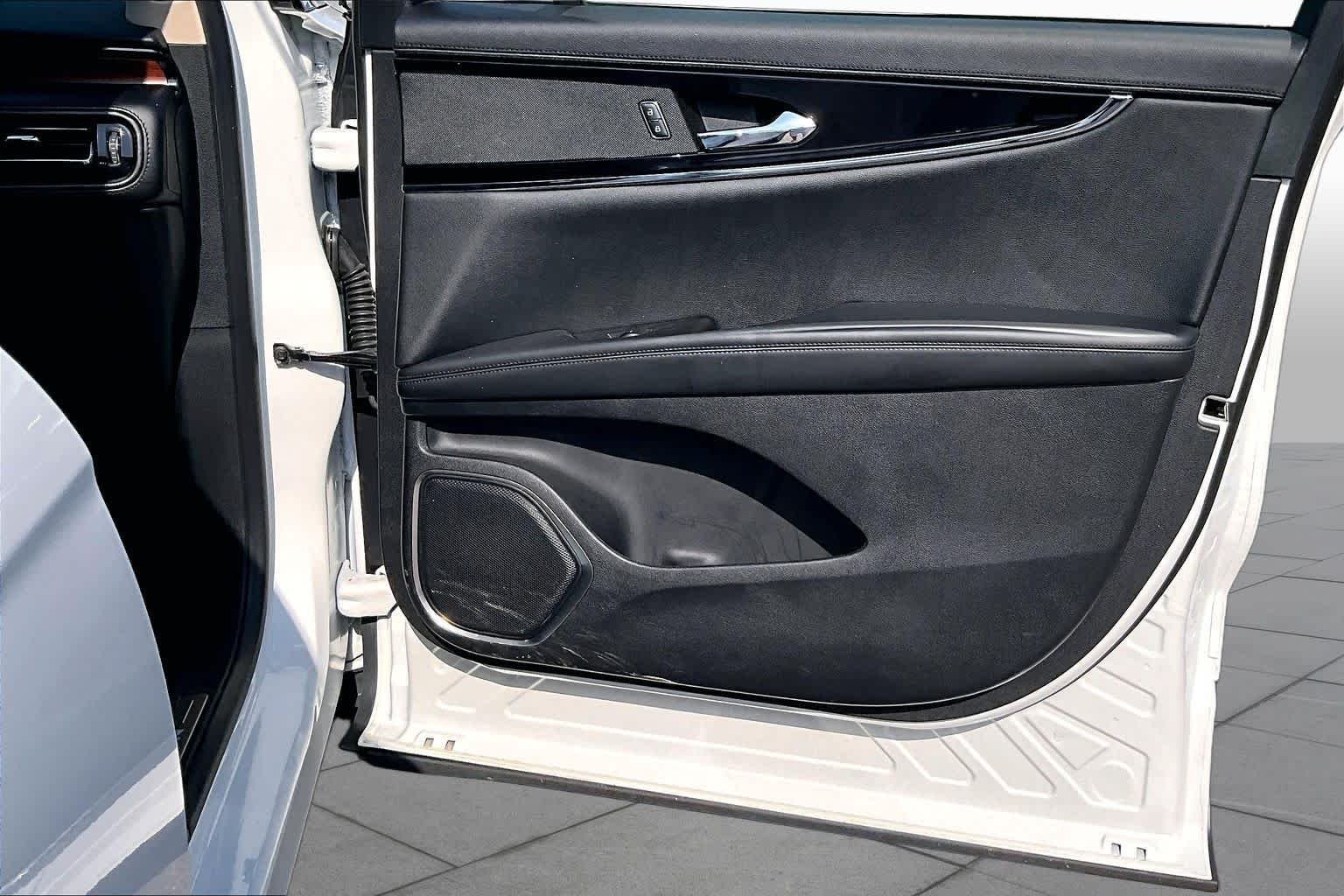 Used 2022 Pristine White Lincoln Reserve image 21