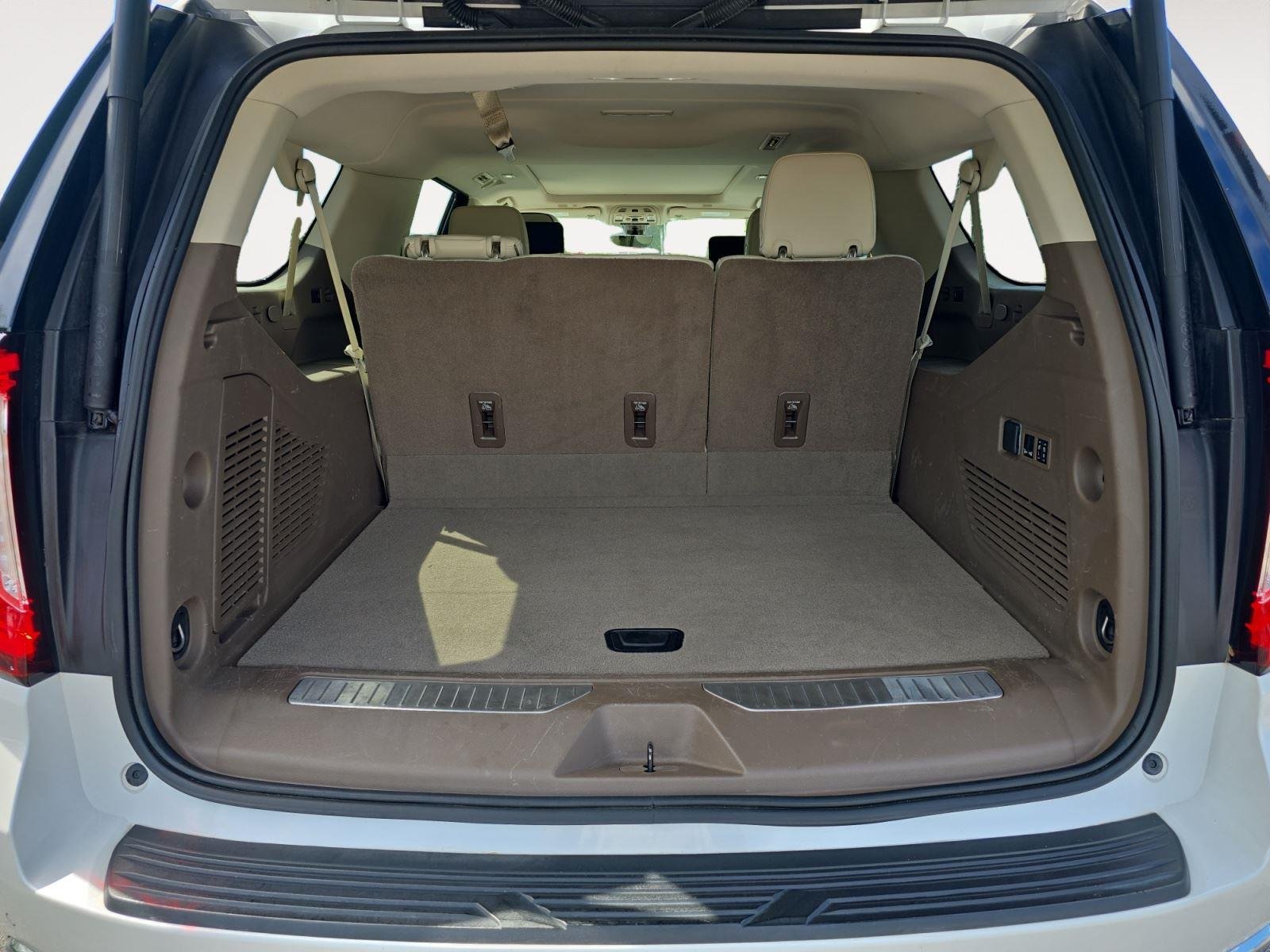 Used 2021 White Frost Tricoat GMC Denali image 14