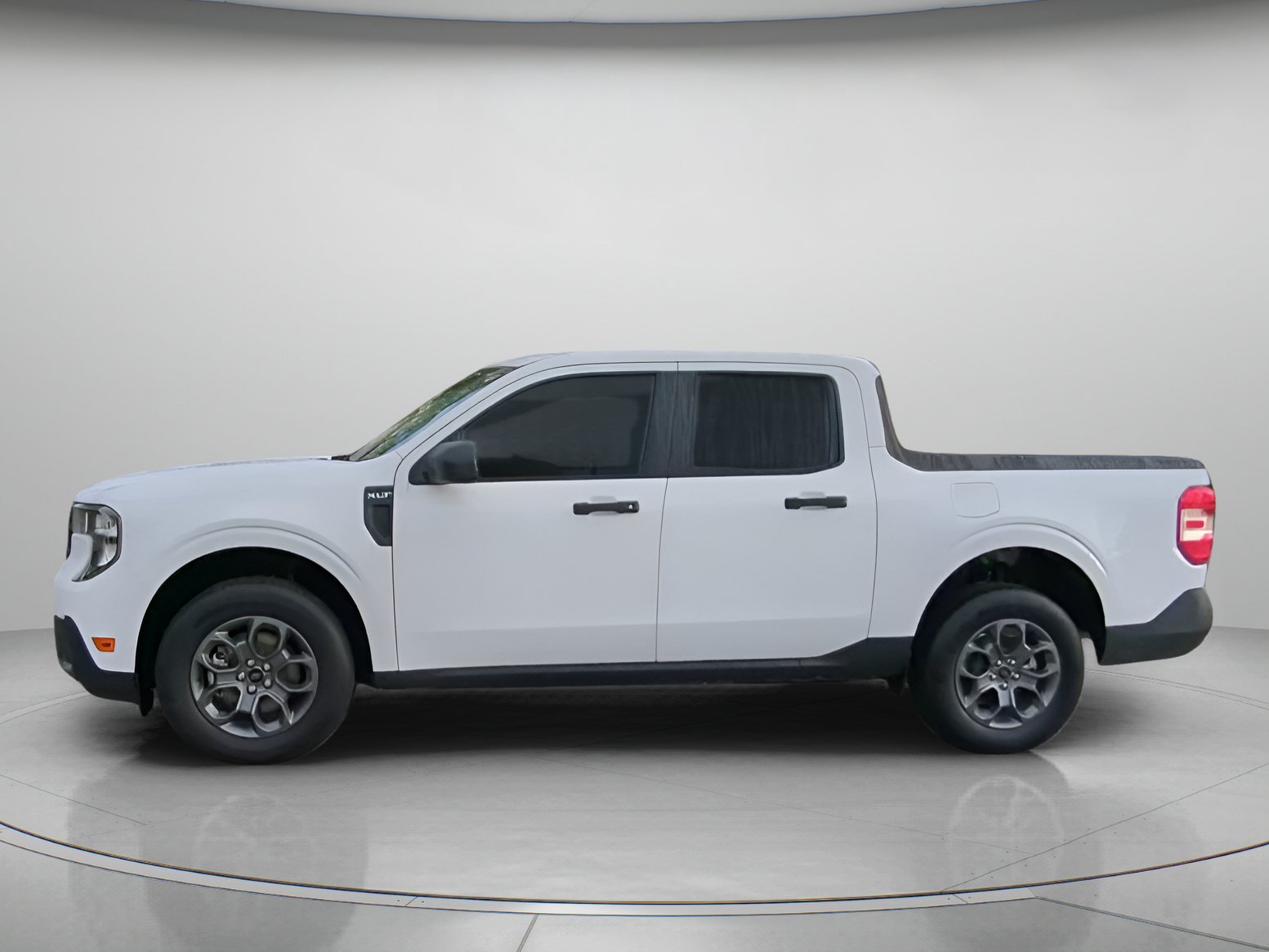New 2026 Oxford White Ford XLT image 13