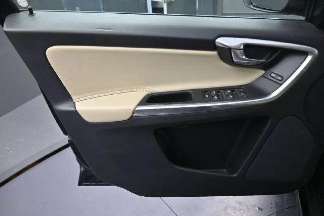 Used 2016 Blue Volvo T6 Drive-E image 21