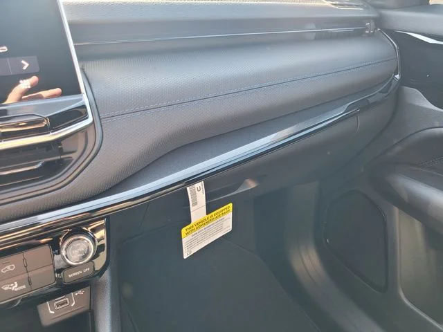 New 2026 Bright White Clearcoat Jeep Latitude image 27
