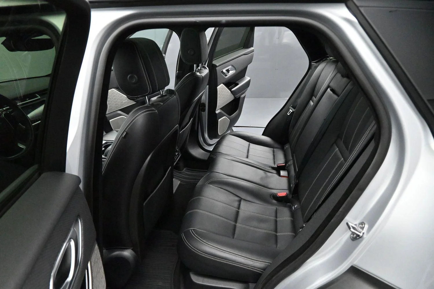 Used 2020 Silicon Silver Premium Metallic Land Rover R-Dynamic S image 29