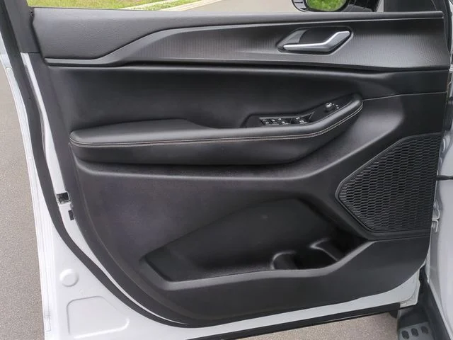 Used 2023 White/off-white Jeep Altitude X image 30