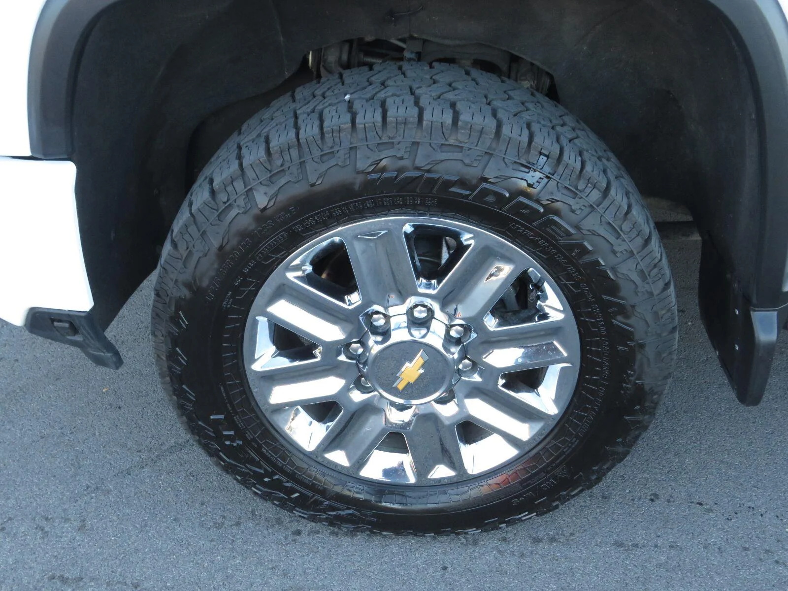 Used 2024 Summit White Chevrolet High Country image 23