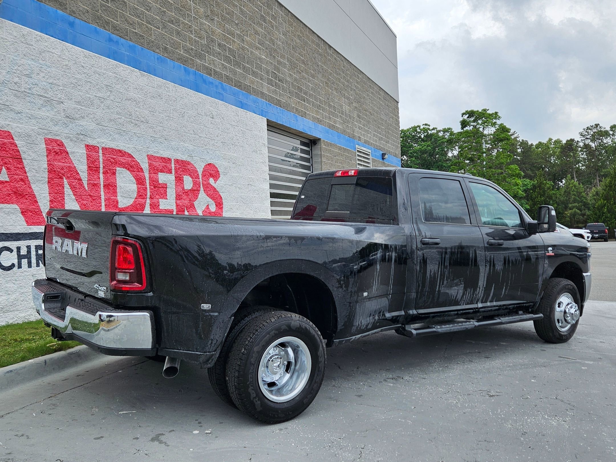 New 2026 Diamond Black Crystal Pearl-Coat Exterior Paint RAM Tradesman image 7