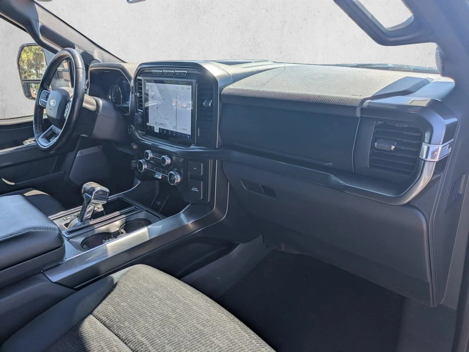 Used 2022 Oxford White Clearcoat Ford XLT image 22