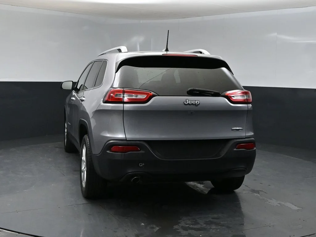 Used 2018 Silver Jeep Latitude Plus image 3