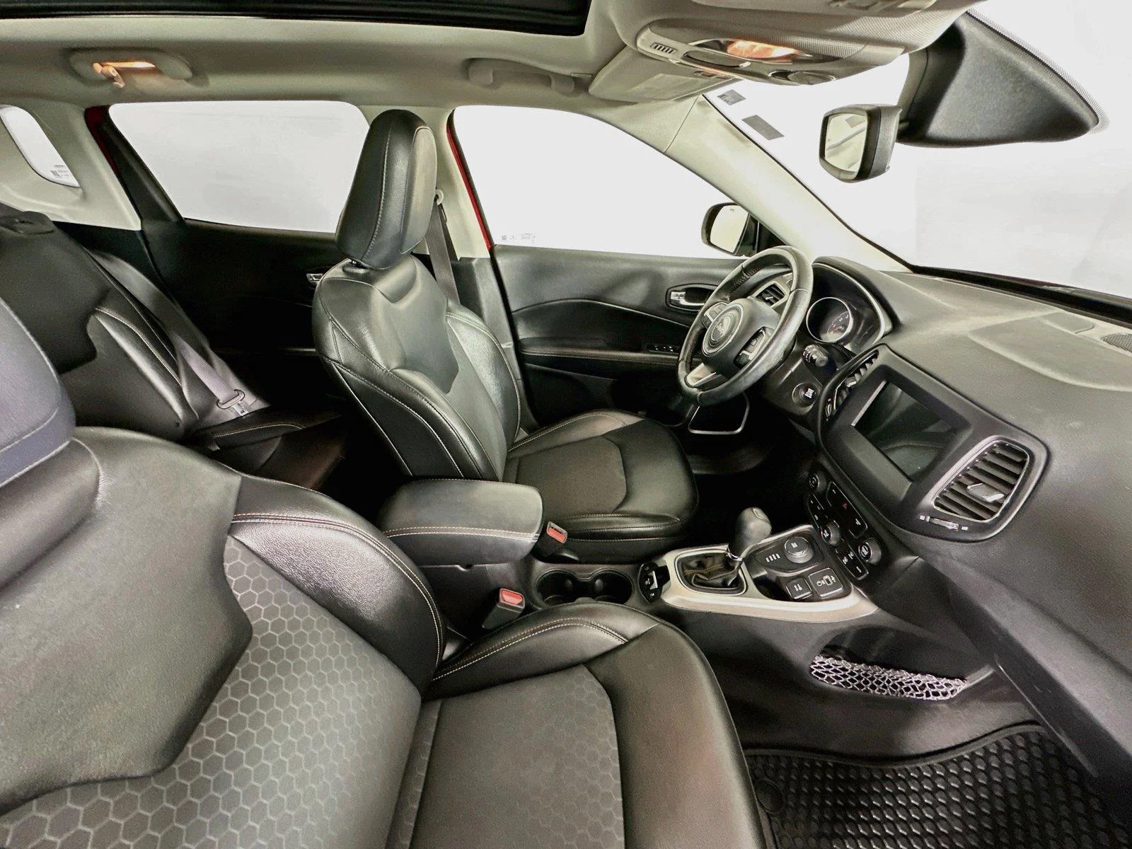 Used 2019 Redline Pearlcoat Jeep Latitude image 28