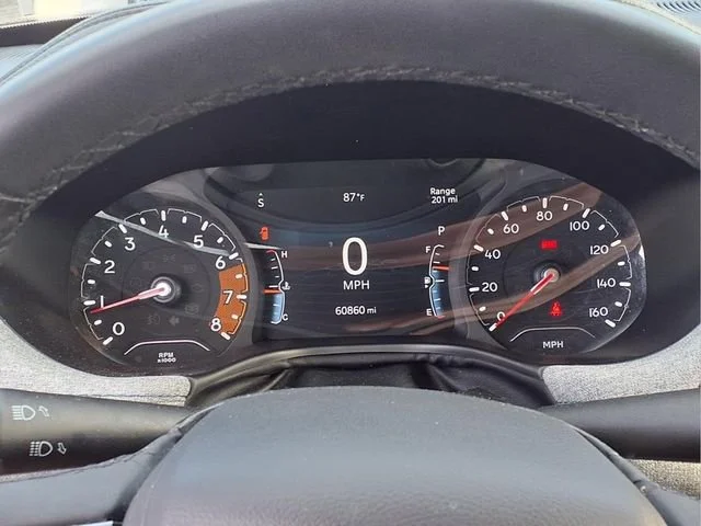 Used 2024  Jeep Latitude image 11