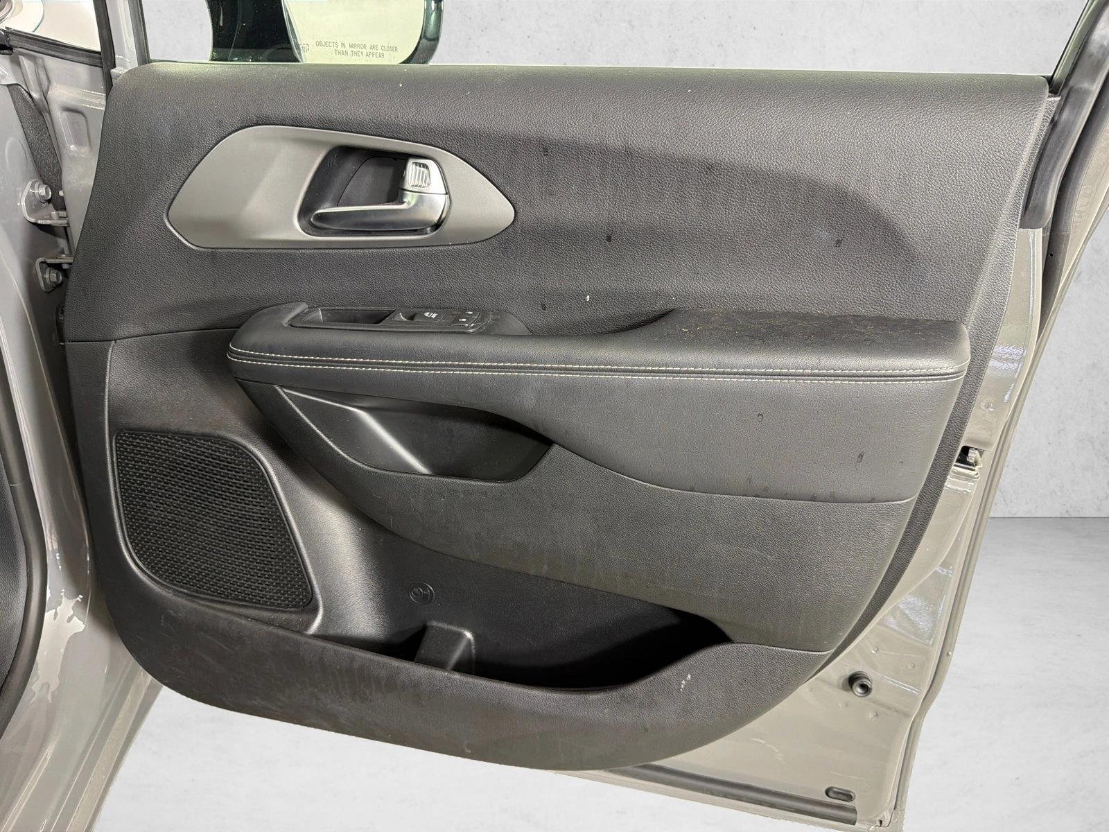Used 2025 Ceramic Gray Clearcoat Chrysler Select image 14