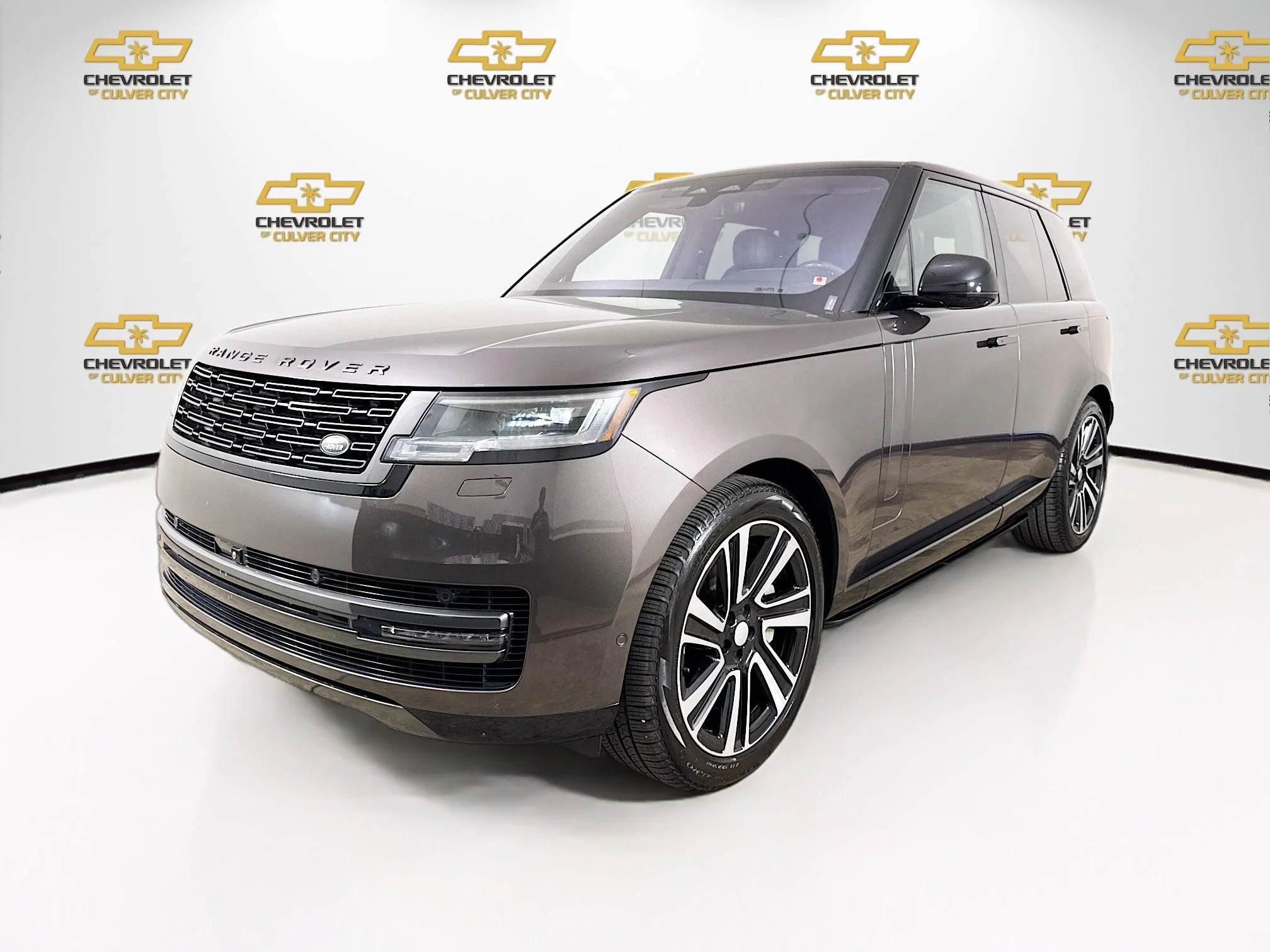 Used 2023 Gray Land Rover SE image 3