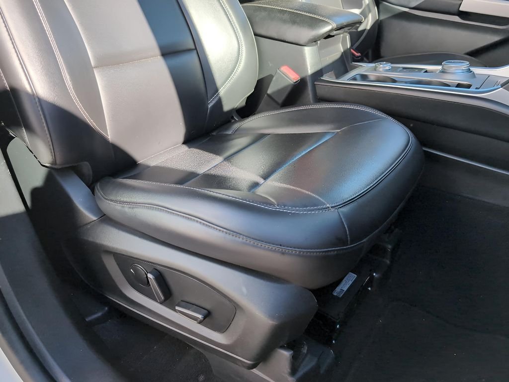 Used 2023 Oxford White Ford XLT image 35