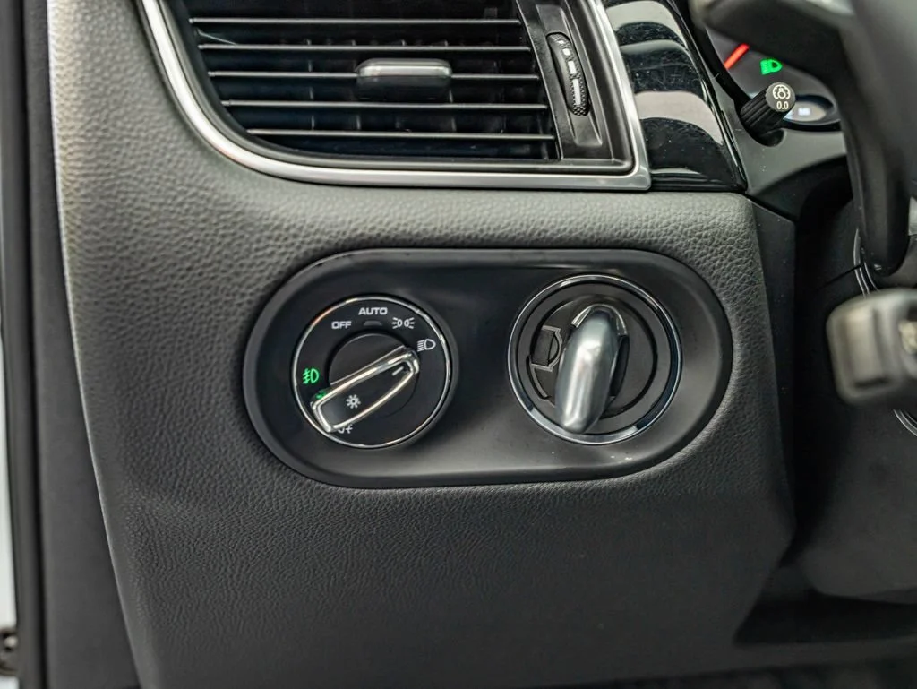 Used 2018 White Porsche  image 25
