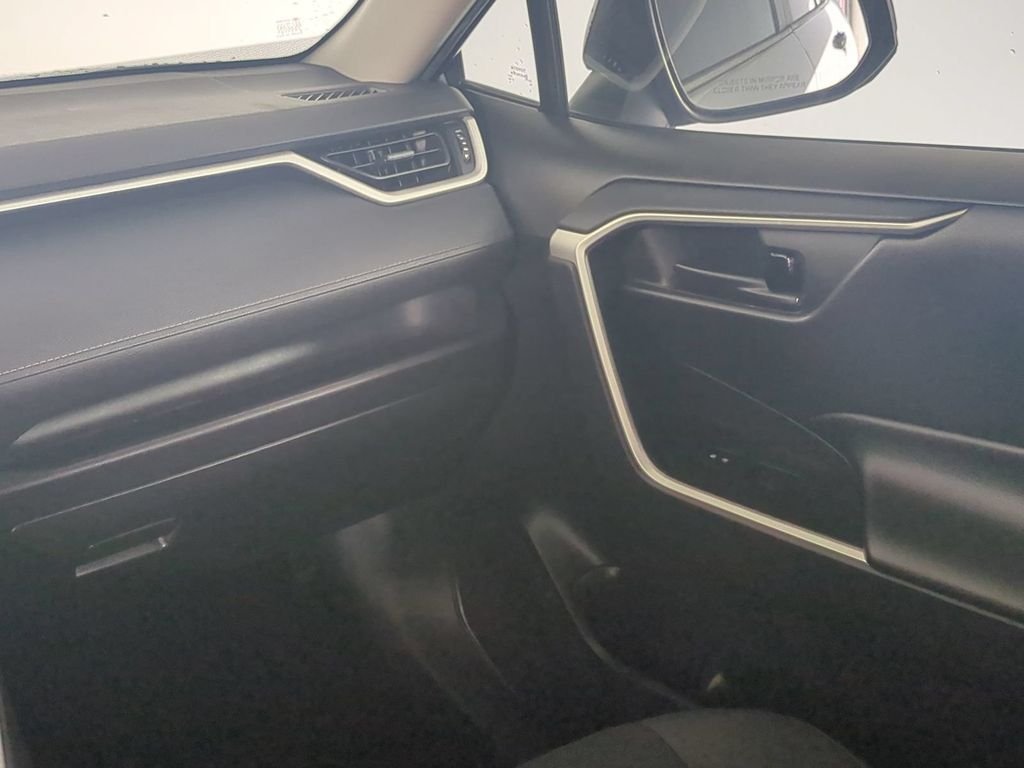 2021 Toyota RAV4 LE - Photo 19