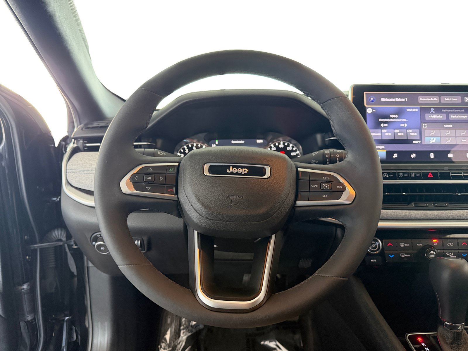 Used 2023 Diamond Black Crystal Pearlcoat Jeep Latitude image 10