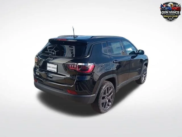 New 2026 Diamond Black Crystal Pearlcoat Jeep Latitude image 5
