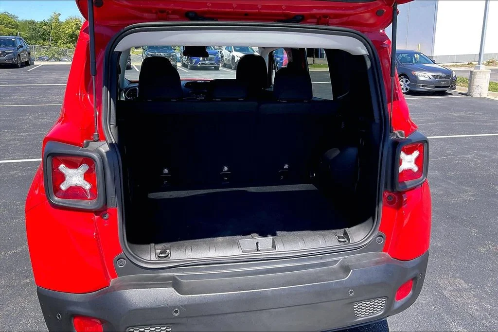Used 2018 Red Jeep Latitude image 27