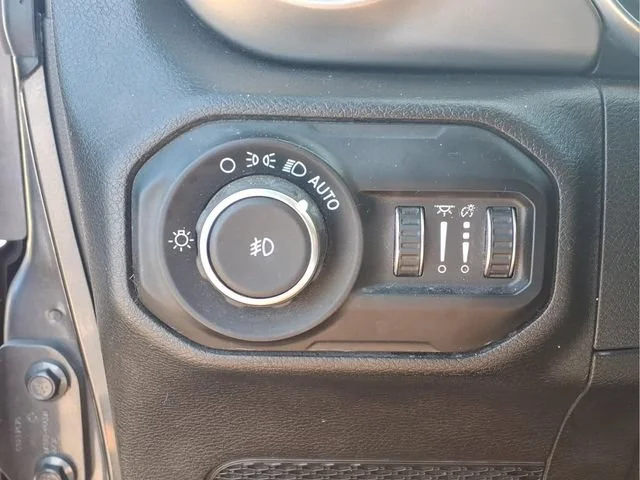 Used 2018  Jeep Sport S image 15