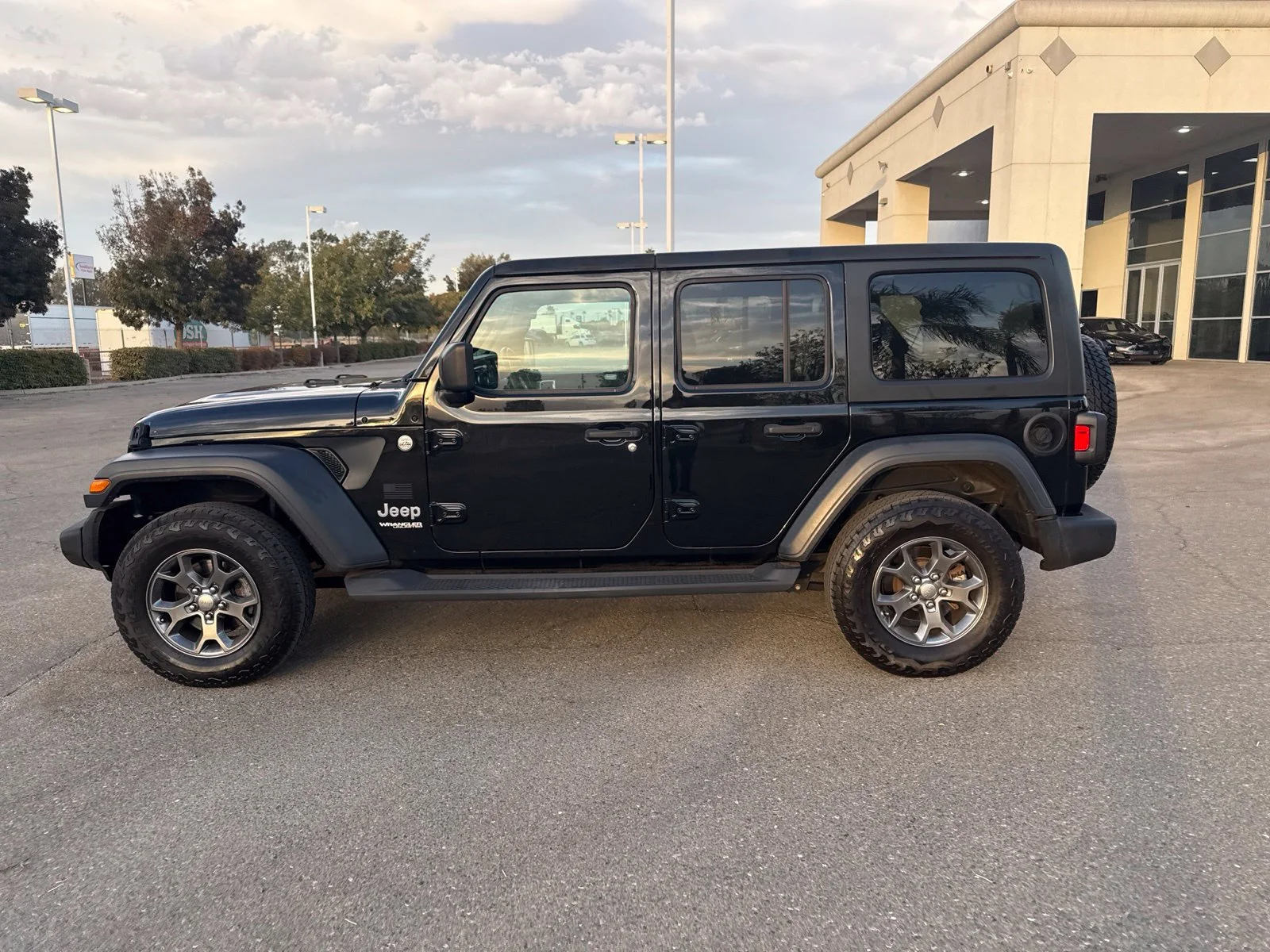 Used 2020 Black Jeep Unlimited Sport image 7