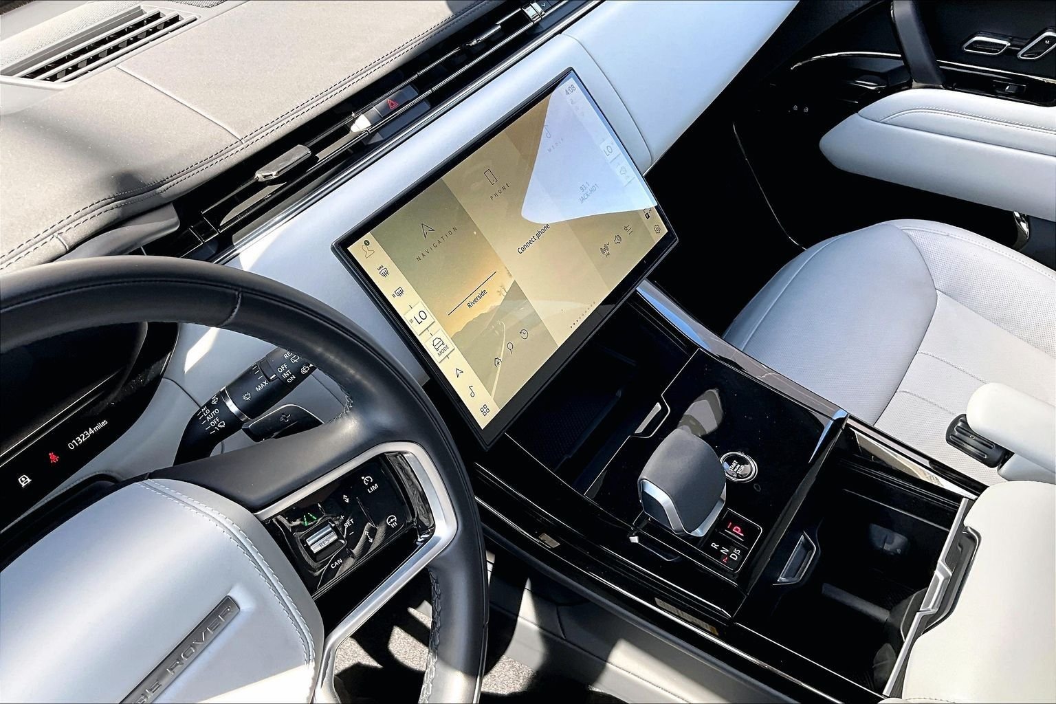 Used 2025 White Land Rover SE image 32