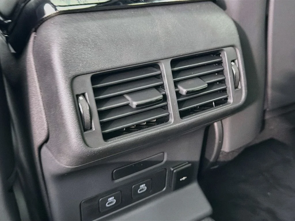New 2026 Arroios Grey Land Rover P250 Base image 27