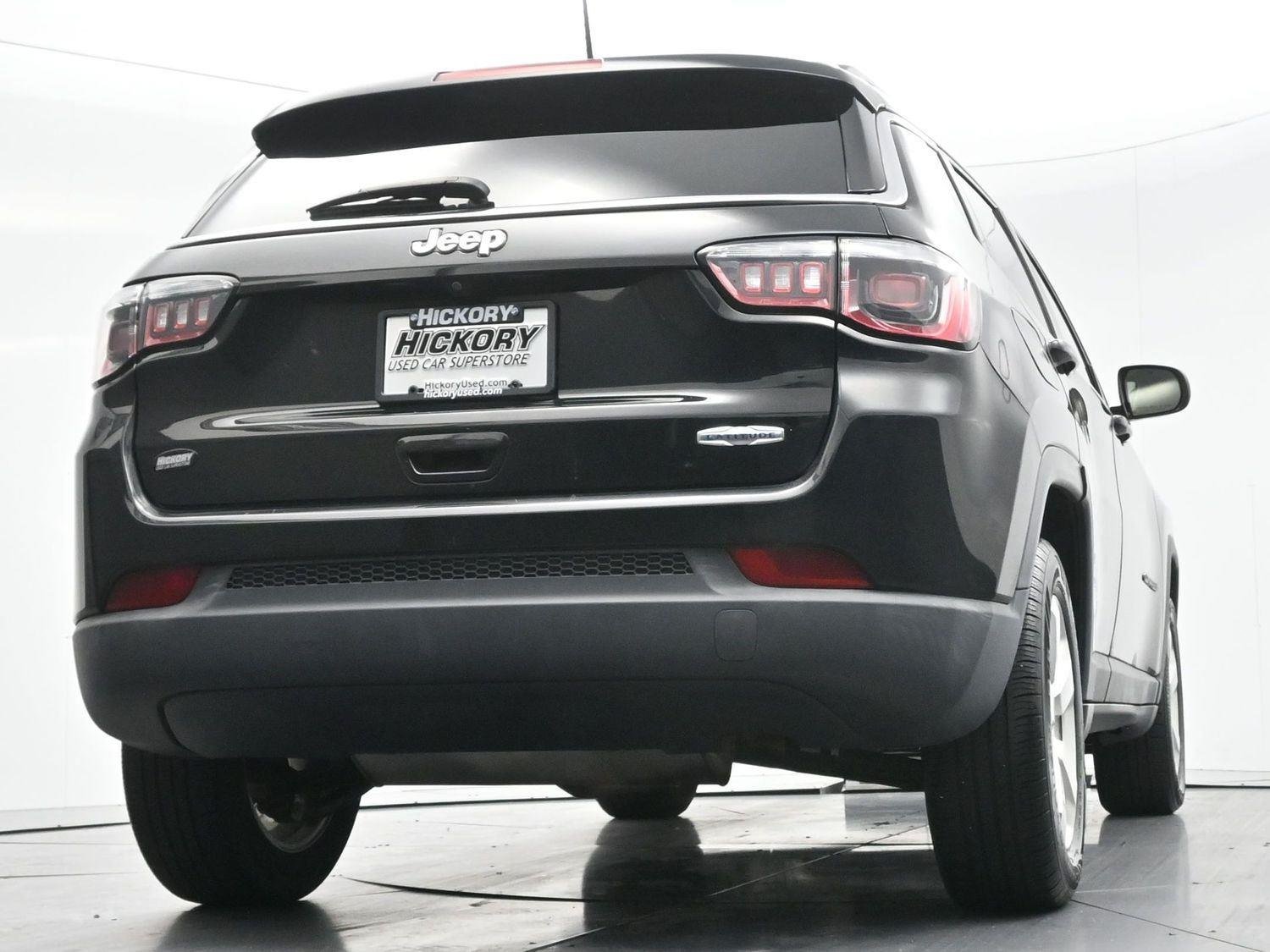 Used 2018 Diamond Black Crystal Pearlcoat Jeep Latitude image 46