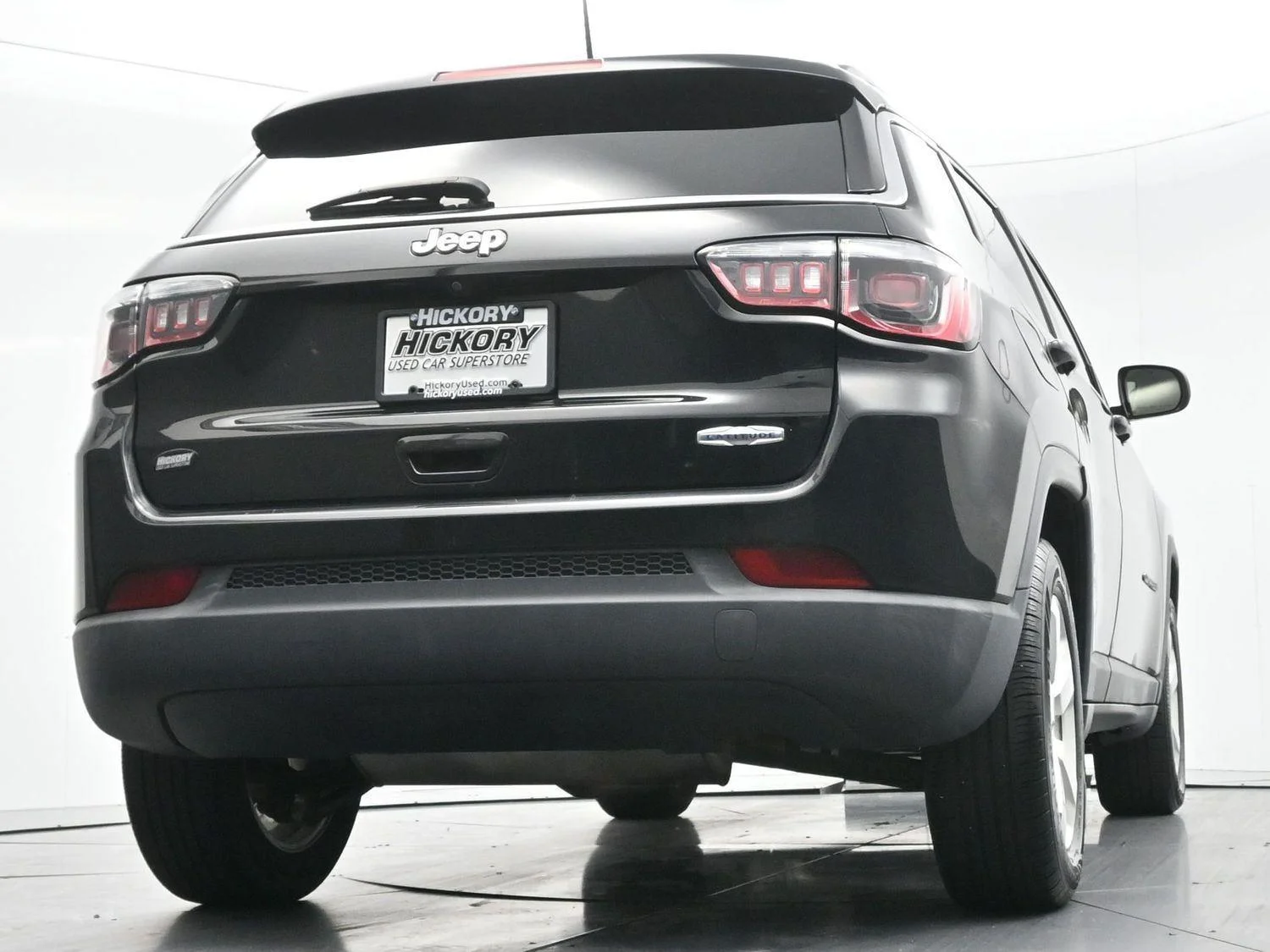 Used 2018 Diamond Black Crystal Pearlcoat Jeep Latitude image 46