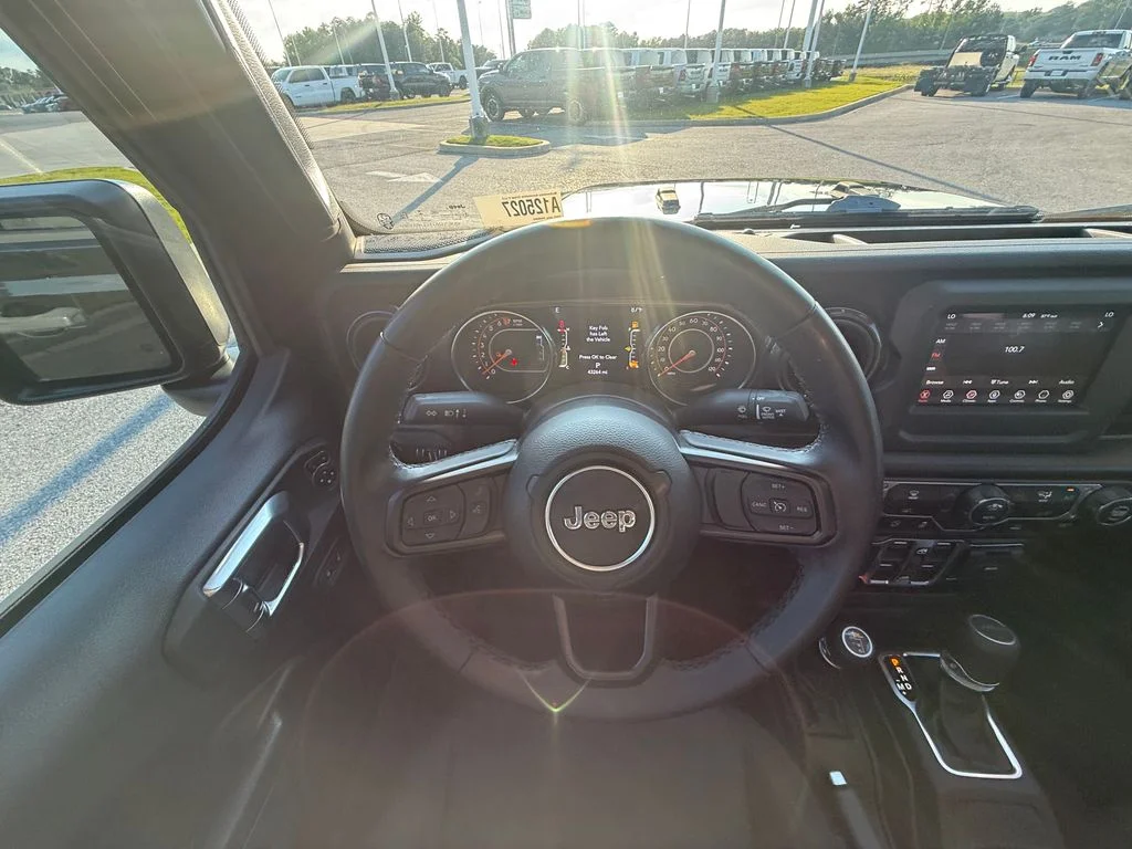 Used 2022 Black Jeep Altitude image 9