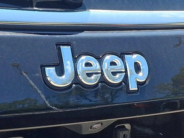 New 2026 Diamond Black Crystal Pearl-Coat Exterior Paint Jeep Limited image 5
