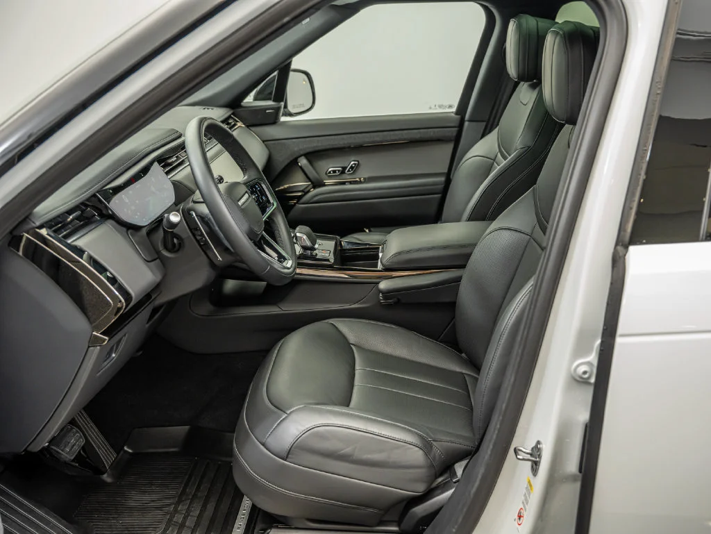 Used 2026 Fuji White Land Rover SE image 22