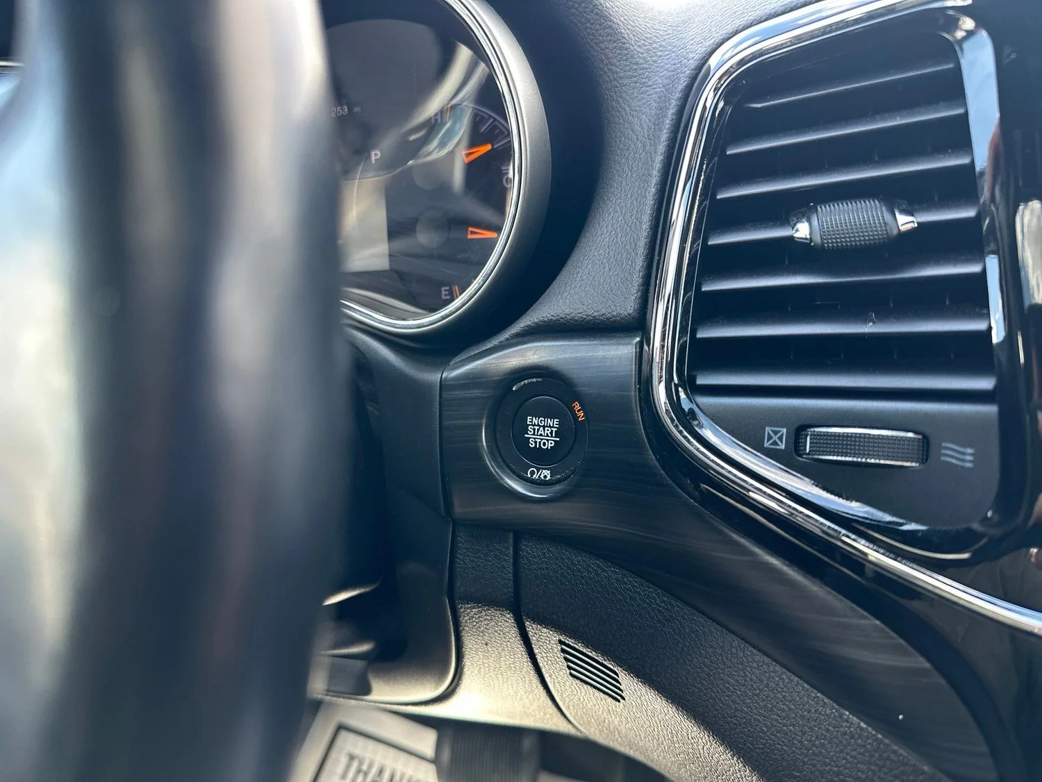 Used 2020 Red Jeep Altitude image 44