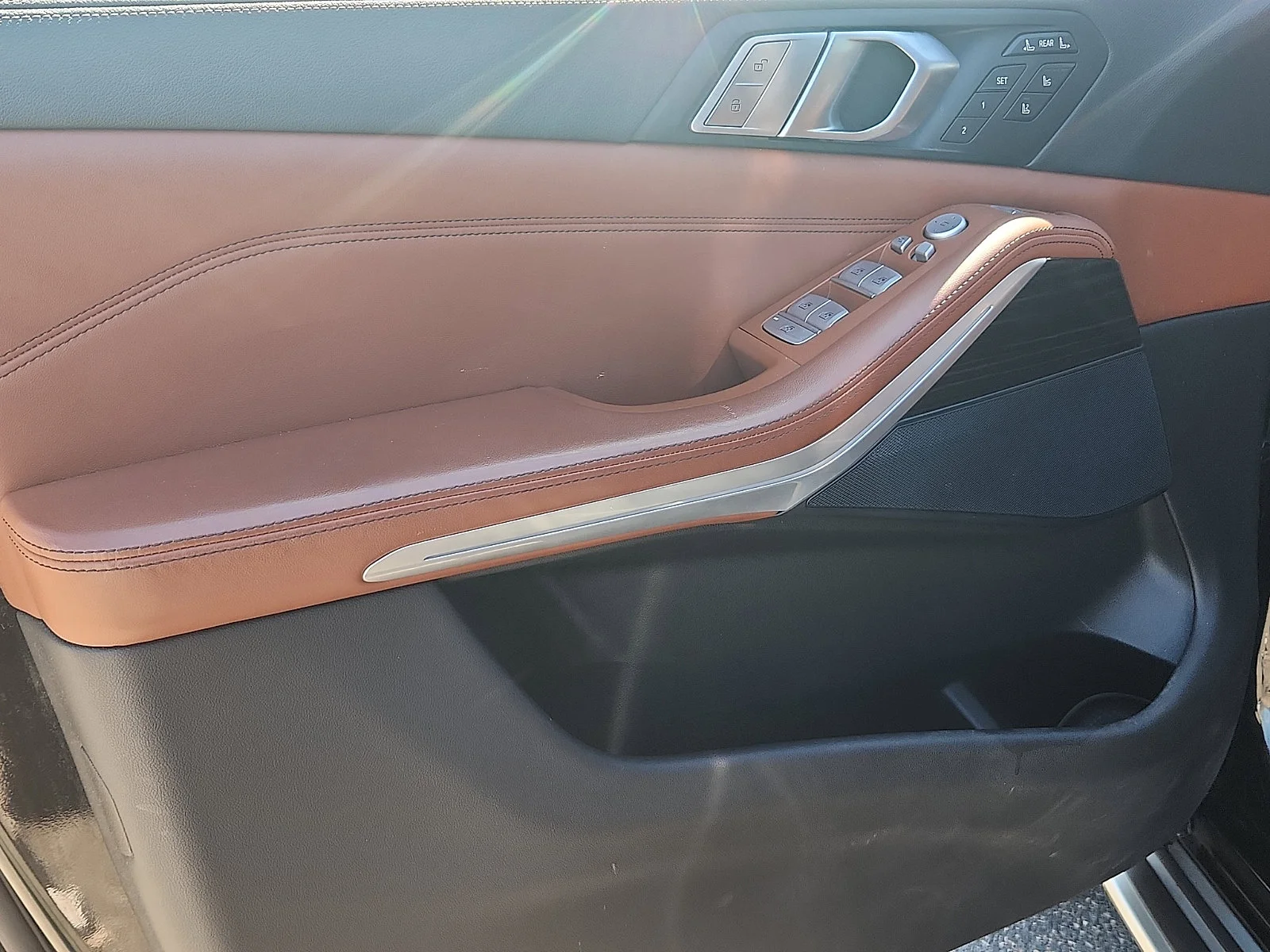 Used 2019 Black BMW xDrive40i image 12