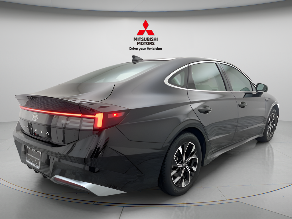 Used 2025 Abyss Black Hyundai SEL image 4