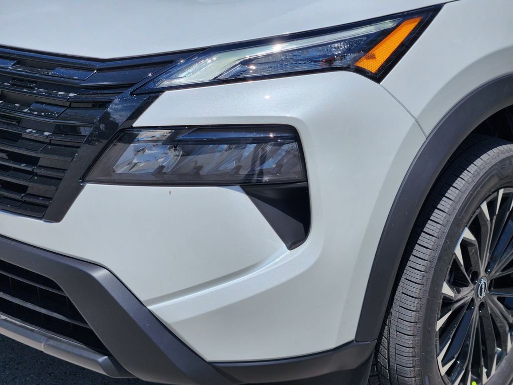 New 2026 Everest White Pearl TriCoat Nissan Dark Armor™ image 8