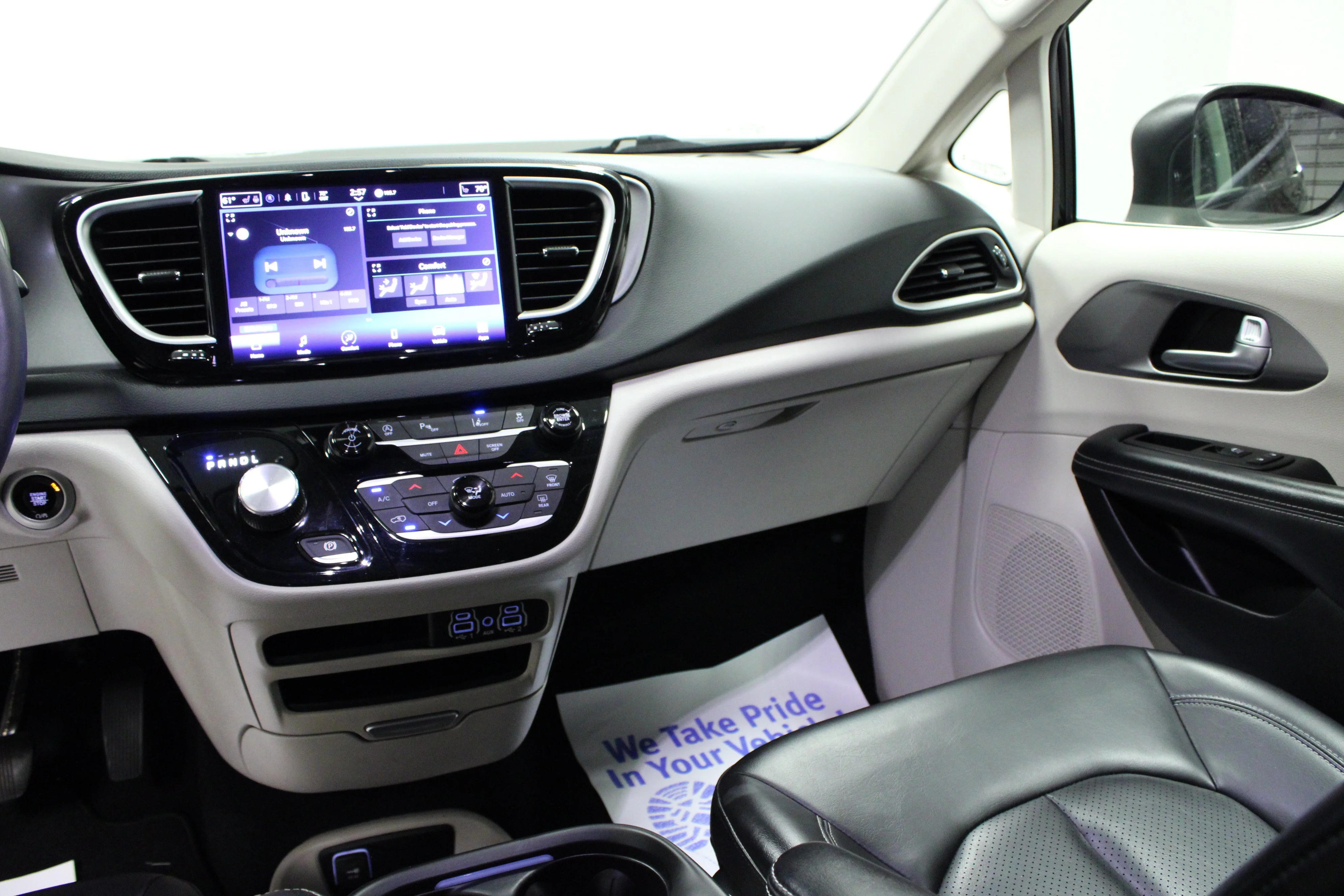 Used 2023 Brilliant Black Crystal Pearlcoat Chrysler Touring L image 20