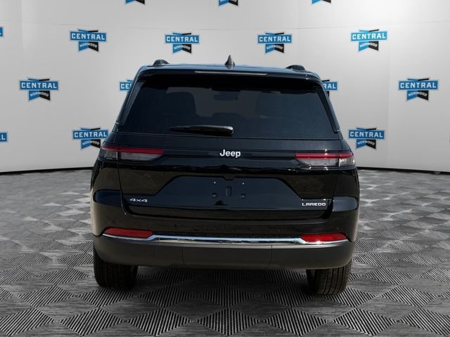 New 2026 Diamond Black Crystal Pearl-Coat Exterior Paint Jeep Laredo X image 4