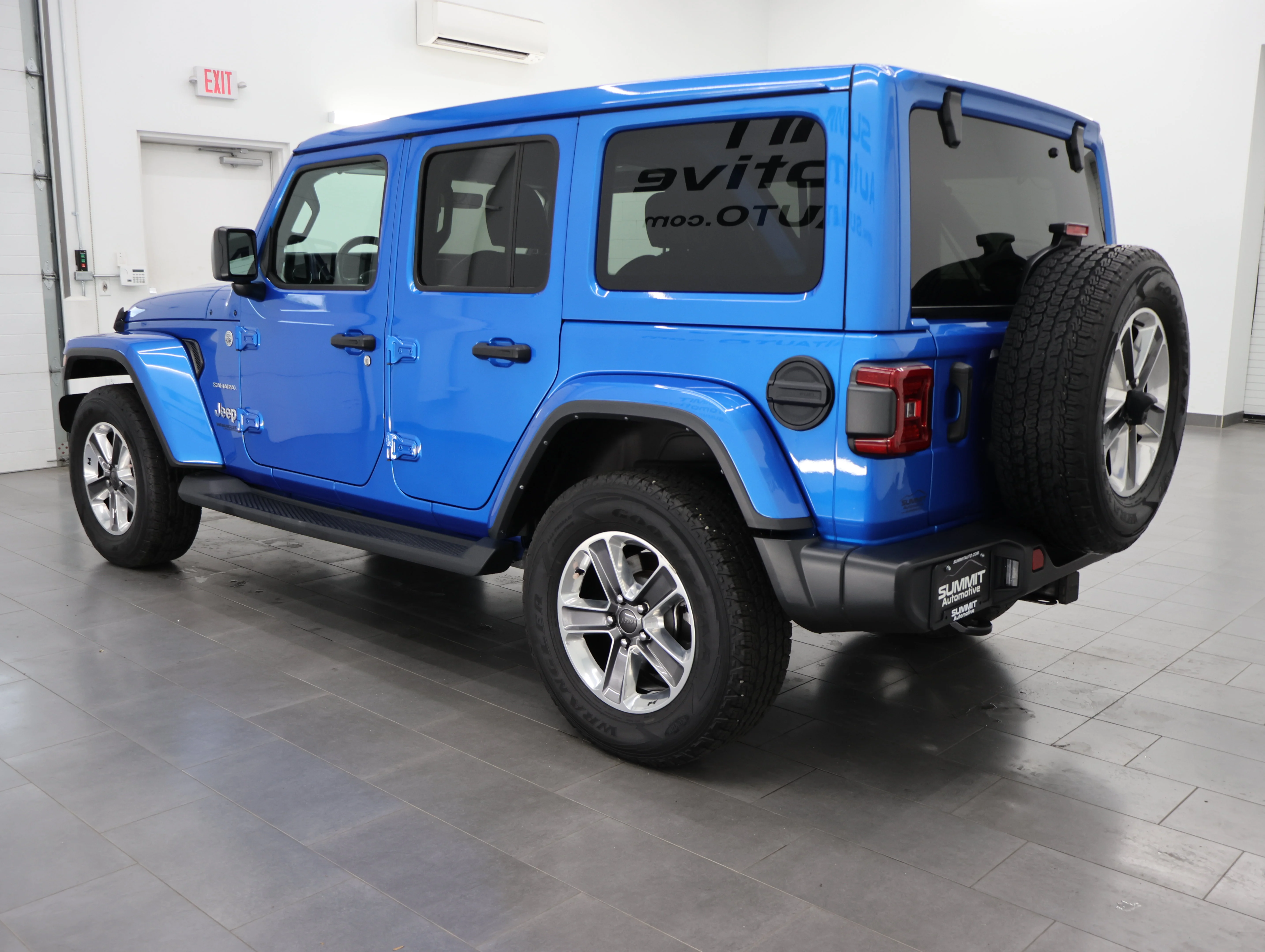 Used 2022 Hydro Blue Pearlcoat Jeep Unlimited Sahara image 5