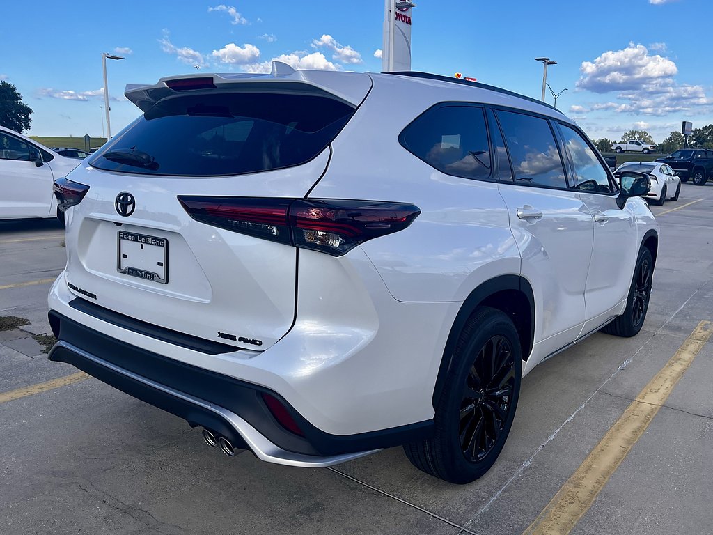 New 2026 Wind Chill Pearl <sup>1</sup> Toyota  XSE image 3
