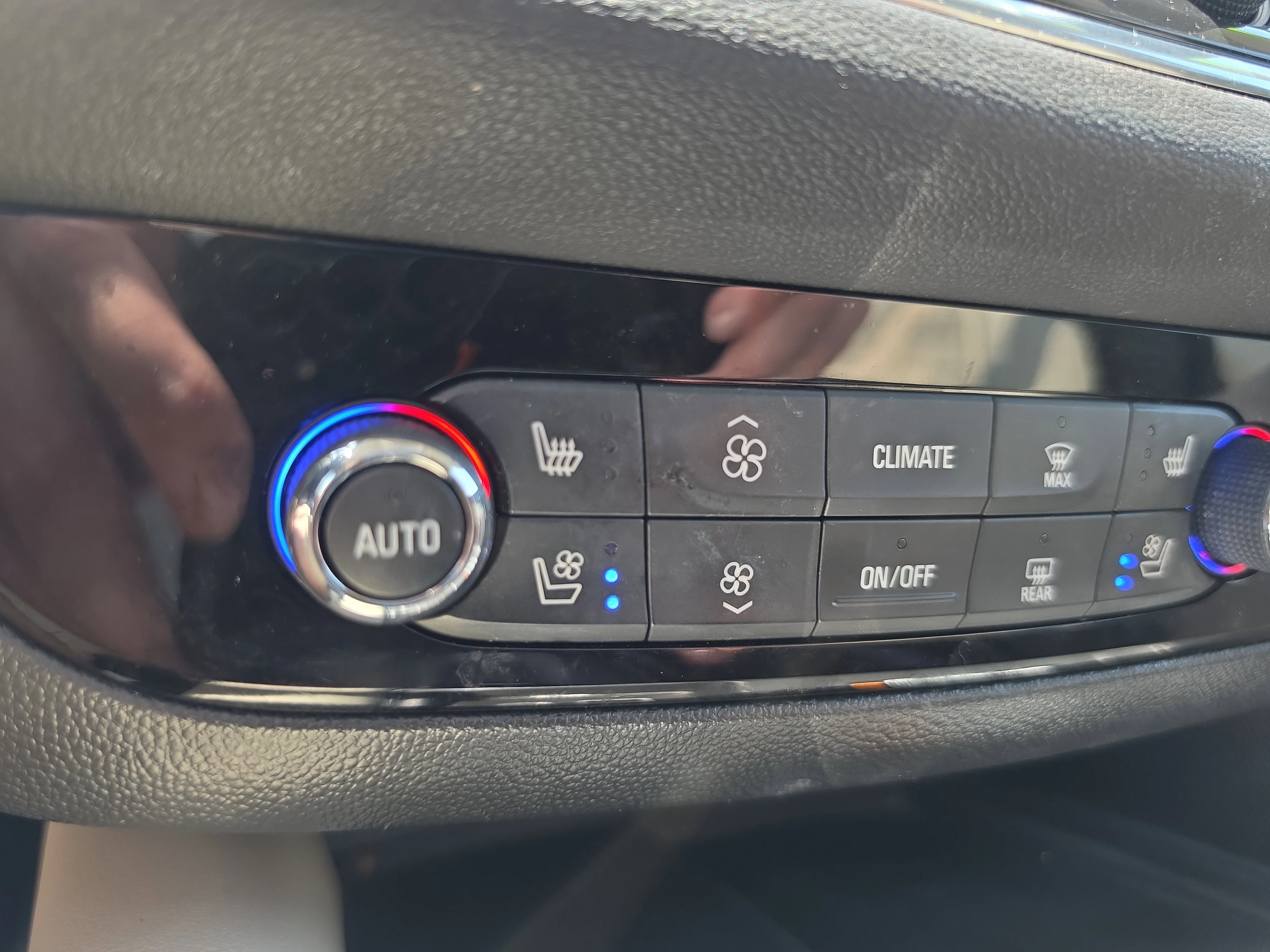 Used 2023 White Frost Tricoat Buick Avenir image 30