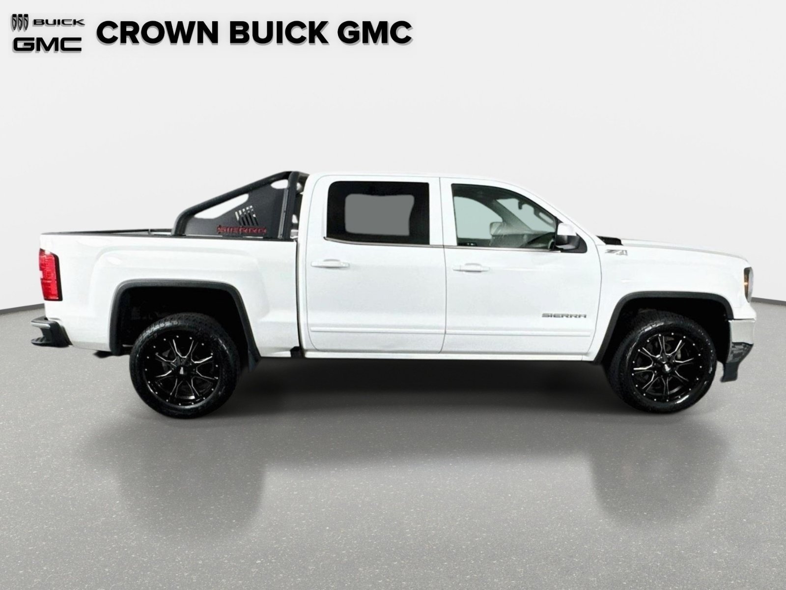 Used 2018 Summit White GMC SLE image 4